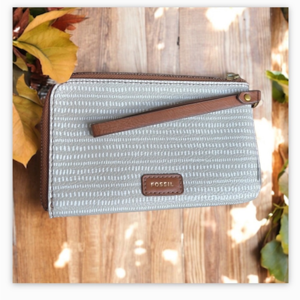 Fossil Logan RFID Zip Around Clutch
Wallet Wristlet Grey White Print